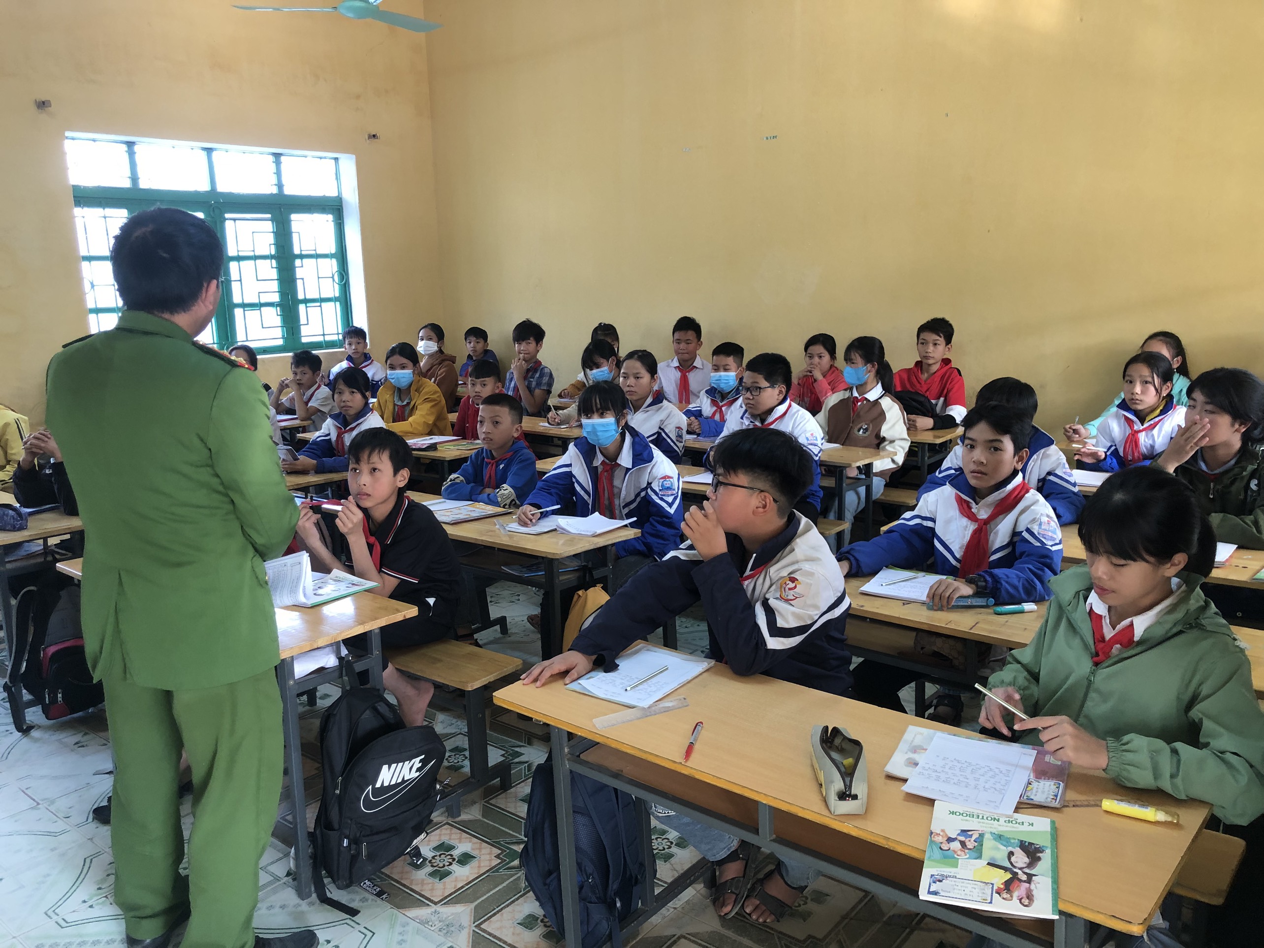 Ban công An xã Phong Lộc  Phối hợp tổ chức tuyên truyền, triển khai ký cam kết không mua bán tàng trữ, sử dụng vật liệu Pháo nổ tại các trường học trên địa bàn 